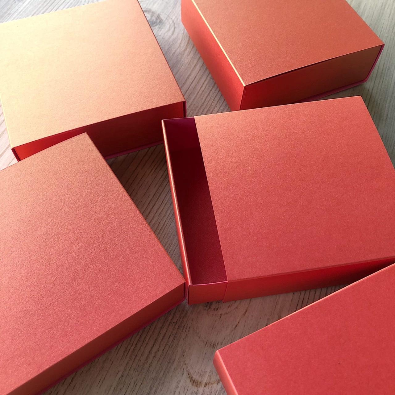 Красные коробки пенал из дизайнерской бумаги
