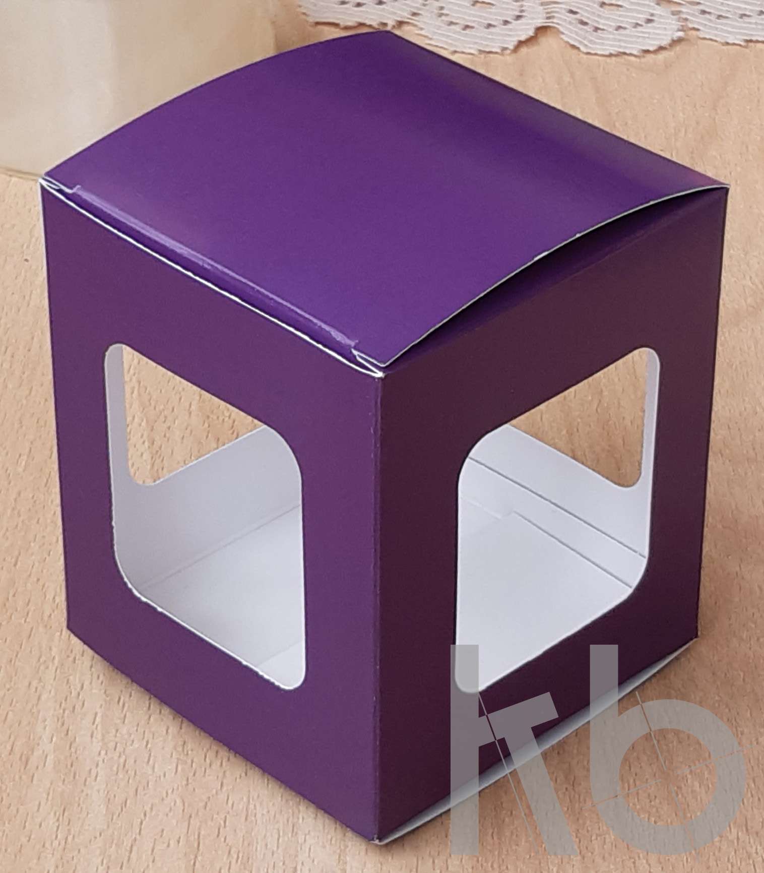 Фиолетовая коробка без рисунка